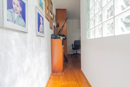 Casa à venda com 300m², 2 quartos e 2 vagas Casa à venda com 300m², 2 quartos e 2 vagasEscritório