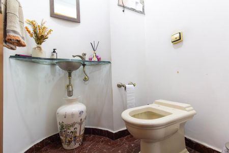 Casa à venda com 300m², 2 quartos e 2 vagas Casa à venda com 300m², 2 quartos e 2 vagasLavabo 2