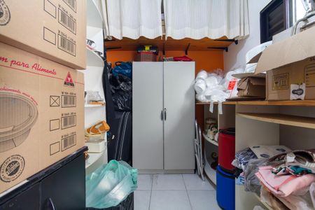 Casa à venda com 300m², 2 quartos e 2 vagas Casa à venda com 300m², 2 quartos e 2 vagasDepósito