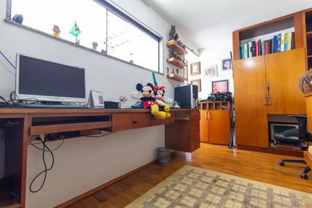 Casa à venda com 300m², 2 quartos e 2 vagas Casa à venda com 300m², 2 quartos e 2 vagasEscritório