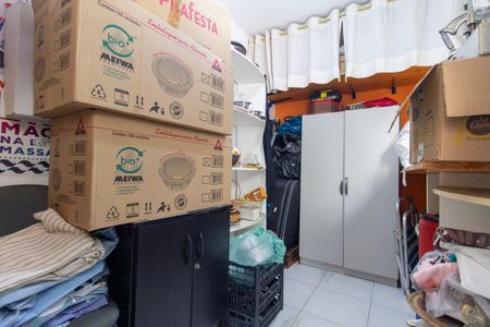 Casa à venda com 300m², 2 quartos e 2 vagas Casa à venda com 300m², 2 quartos e 2 vagasDepósito