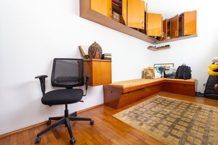 Casa à venda com 300m², 2 quartos e 2 vagas Casa à venda com 300m², 2 quartos e 2 vagasEscritório