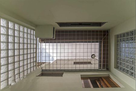 Casa à venda com 300m², 2 quartos e 2 vagas Casa à venda com 300m², 2 quartos e 2 vagasDetalhe