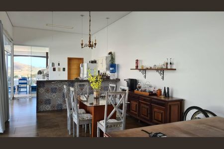 Casa de condomínio para alugar com 215m², 4 quartos e 6 vagasSala