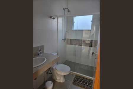 Casa de condomínio para alugar com 215m², 4 quartos e 6 vagasBanheiro