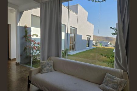 Casa de condomínio para alugar com 215m², 4 quartos e 6 vagasSala
