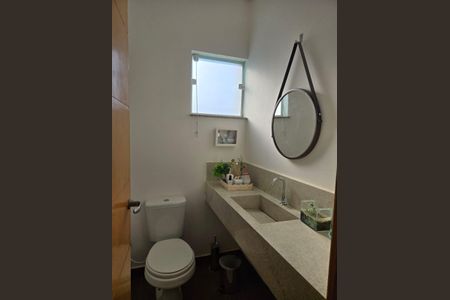 Casa de condomínio para alugar com 215m², 4 quartos e 6 vagasBanheiro