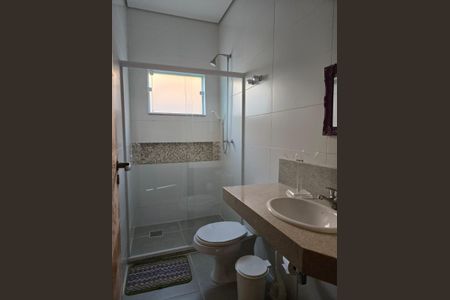 Casa de condomínio para alugar com 215m², 4 quartos e 6 vagasBanheiro