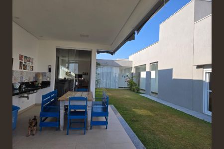 Casa de condomínio para alugar com 215m², 4 quartos e 6 vagasÁrea externa