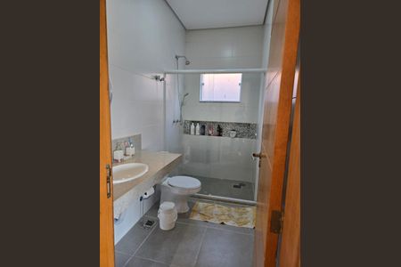 Casa de condomínio para alugar com 215m², 4 quartos e 6 vagasBanheiro