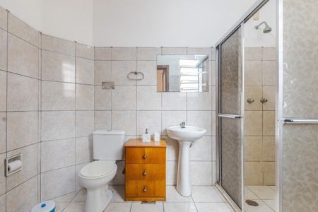 Banheiro de apartamento para alugar com 1 quarto, 37m² em São João, Porto Alegre