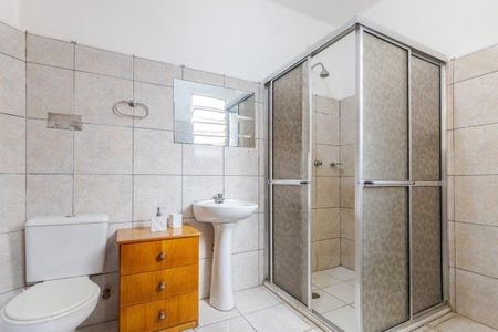 Banheiro de apartamento para alugar com 1 quarto, 37m² em São João, Porto Alegre