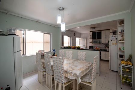 Casa à venda com 203m², 3 quartos e 2 vagas Casa à venda com 203m², 3 quartos e 2 vagasSala de Jantar