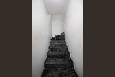 Casa à venda com 203m², 3 quartos e 2 vagas Casa à venda com 203m², 3 quartos e 2 vagasEscada