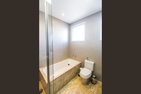 Apartamento à venda com 284m², 3 quartos e 5 vagas Apartamento à venda com 284m², 3 quartos e 5 vagasBanheiro da Suíte