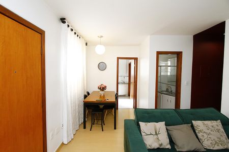 Sala de apartamento para alugar com 2 quartos, 85m² em Nova Suíça, Belo Horizonte