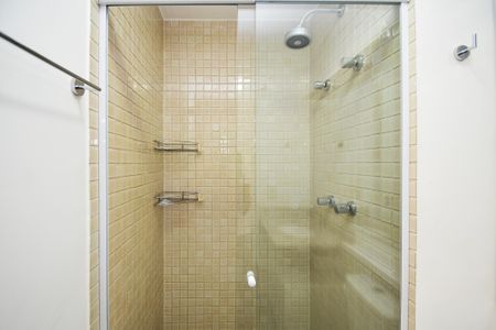 banheiro de kitnet/studio para alugar com 1 quarto, 30m² em Alto de Pinheiros, São Paulo