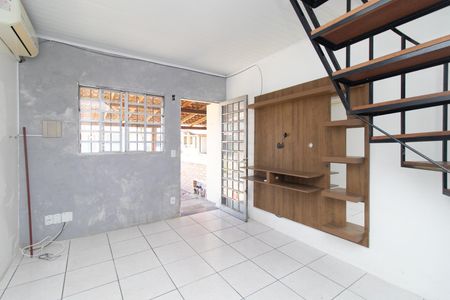 Sala de casa de condomínio à venda com 2 quartos, 108m² em Hípica, Porto Alegre