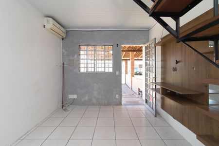Sala de casa de condomínio à venda com 2 quartos, 108m² em Hípica, Porto Alegre