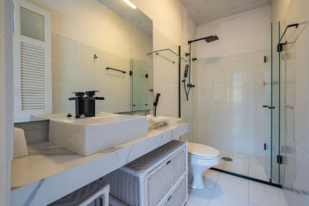 Casa para alugar com 240m², 3 quartos e 1 vaga Casa para alugar com 240m², 3 quartos e 1 vagaBanheiro 1