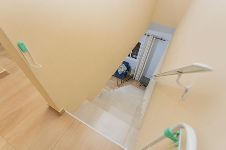 Casa para alugar com 250m², 2 quartos e 2 vagasEscada para os Quartos