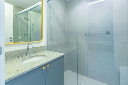 Banheiro de kitnet/studio para alugar com 1 quarto, 28m² em Passo d’Areia, Porto Alegre