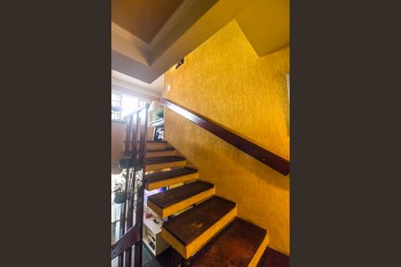 Casa de condomínio para alugar com 330m², 4 quartos e 5 vagasEscada