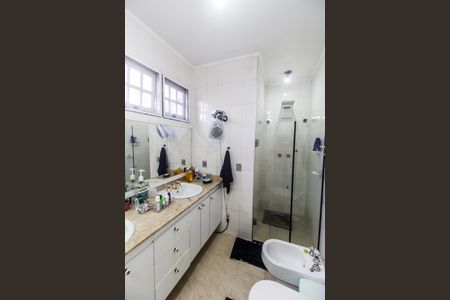 Casa de condomínio para alugar com 330m², 4 quartos e 5 vagasBanheiro da Suíte