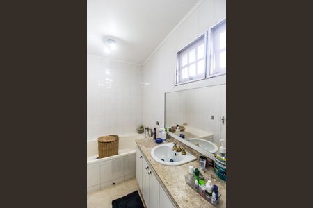 Casa de condomínio para alugar com 330m², 4 quartos e 5 vagasBanheiro da Suíte