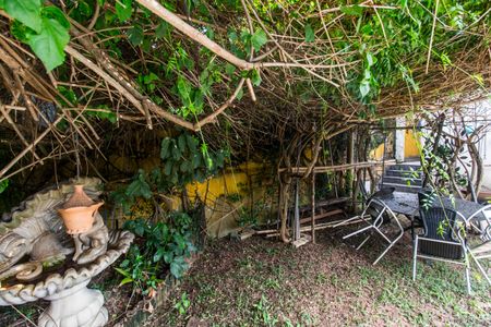 Casa de condomínio para alugar com 330m², 4 quartos e 5 vagasQuintal