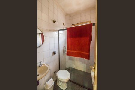 Casa de condomínio para alugar com 330m², 4 quartos e 5 vagasBanheiro de serviço