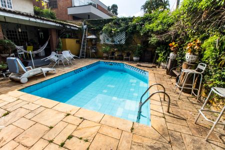 Casa de condomínio para alugar com 330m², 4 quartos e 5 vagasPiscina