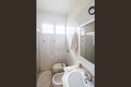 Casa de condomínio para alugar com 330m², 4 quartos e 5 vagasBanheiro da Suíte