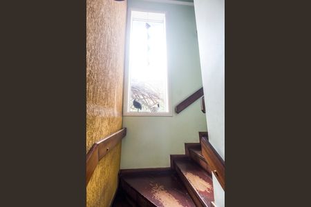 Casa de condomínio para alugar com 330m², 4 quartos e 5 vagasEscada