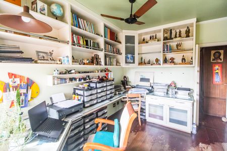 Casa de condomínio para alugar com 330m², 4 quartos e 5 vagasEscritório