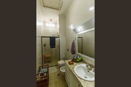 Casa de condomínio para alugar com 330m², 4 quartos e 5 vagasBanheiro