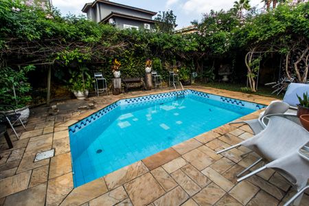 Casa de condomínio para alugar com 330m², 4 quartos e 5 vagasPiscina