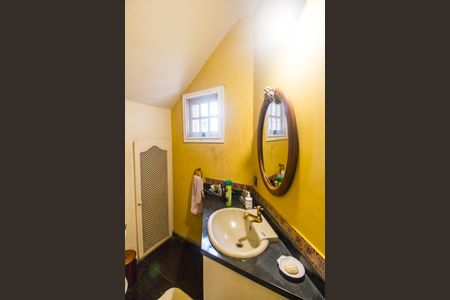 Casa de condomínio para alugar com 330m², 4 quartos e 5 vagasLavabo