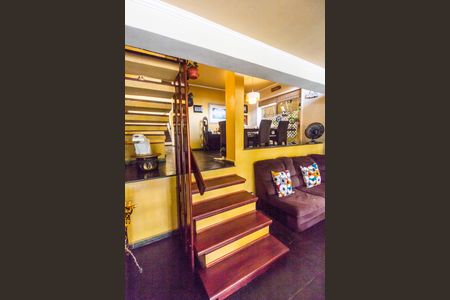 Casa de condomínio para alugar com 330m², 4 quartos e 5 vagasEscada