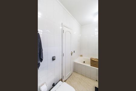 Casa de condomínio para alugar com 330m², 4 quartos e 5 vagasBanheiro da Suíte