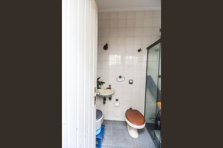 Casa de condomínio para alugar com 330m², 4 quartos e 5 vagasBanheiro de serviço