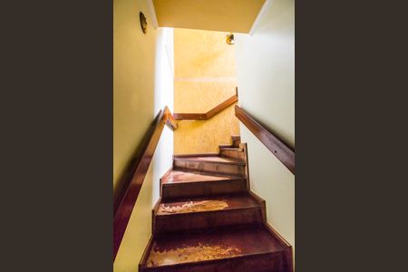 Casa de condomínio para alugar com 330m², 4 quartos e 5 vagasEscada