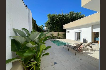 Casa de condomínio à venda com 205m², 3 quartos e 4 vagas Casa de condomínio à venda com 205m², 3 quartos e 4 vagasÁrea Comum