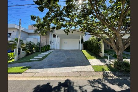 Casa de condomínio à venda com 205m², 3 quartos e 4 vagas Casa de condomínio à venda com 205m², 3 quartos e 4 vagasFachada