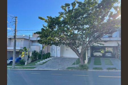 Casa de condomínio à venda com 205m², 3 quartos e 4 vagas Casa de condomínio à venda com 205m², 3 quartos e 4 vagasFachada