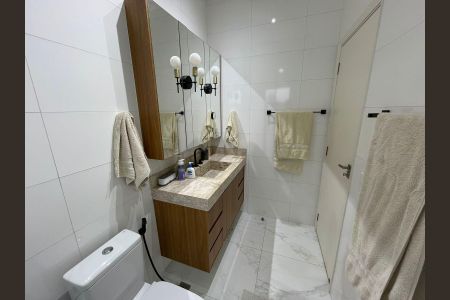 Casa de condomínio à venda com 205m², 3 quartos e 4 vagas Casa de condomínio à venda com 205m², 3 quartos e 4 vagasBanheiro