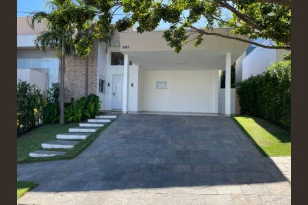 Casa de condomínio à venda com 205m², 3 quartos e 4 vagas Casa de condomínio à venda com 205m², 3 quartos e 4 vagasFachada
