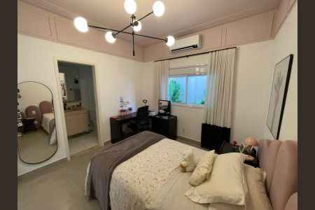 Casa de condomínio à venda com 205m², 3 quartos e 4 vagas Casa de condomínio à venda com 205m², 3 quartos e 4 vagasQuarto