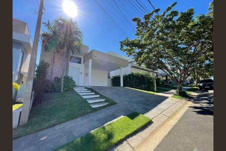 Casa de condomínio à venda com 205m², 3 quartos e 4 vagas Casa de condomínio à venda com 205m², 3 quartos e 4 vagasFachada