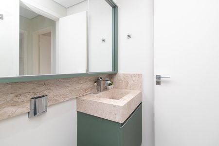 Banheiro de apartamento à venda com 1 quarto, 43m² em Cristal, Porto Alegre